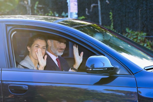 Los Reyes y sus hijas a su llegada al colegio / Gtres