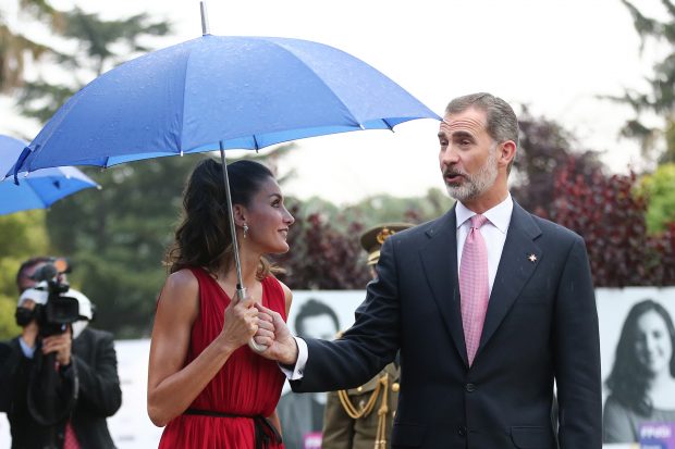 Los Reyes en el momento del paraguas / Gtres