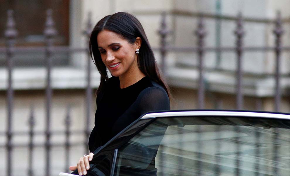 Meghan Markle ha deslumbrado con un diseño negro el día que estrenaba su agenda en solitario /Gtres