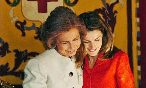 La reina Sof&iacute;a y la reina Letizia en una mesa de cuestaci&oacute;n en 2004 / Gtres