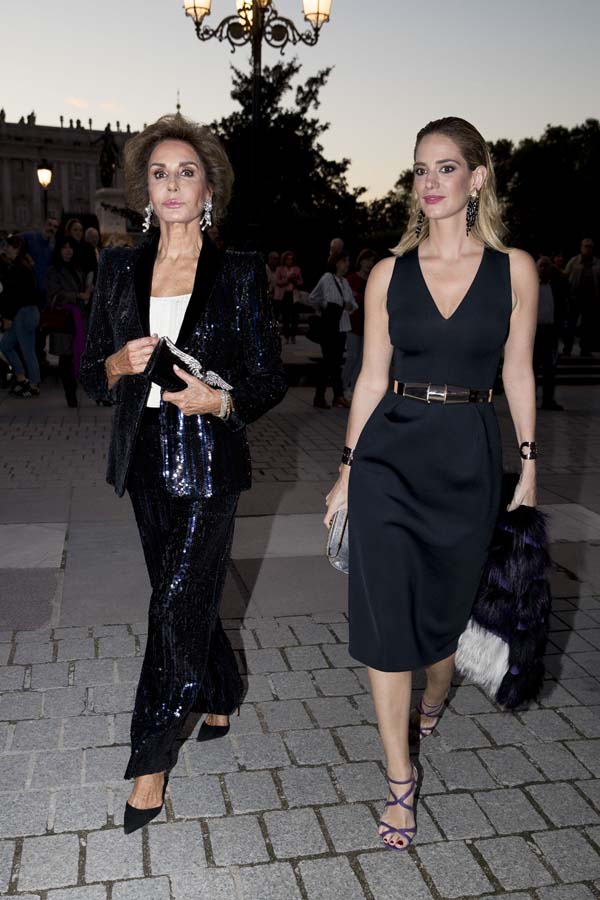 Naty Abascal y Teresa Baca llegando a los premios " BMW de Pintura " 2018 en Madrid.