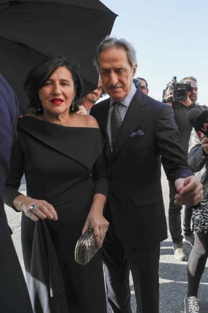 Los padres de Carlos, muy elegantes a su llegada / Gtres.