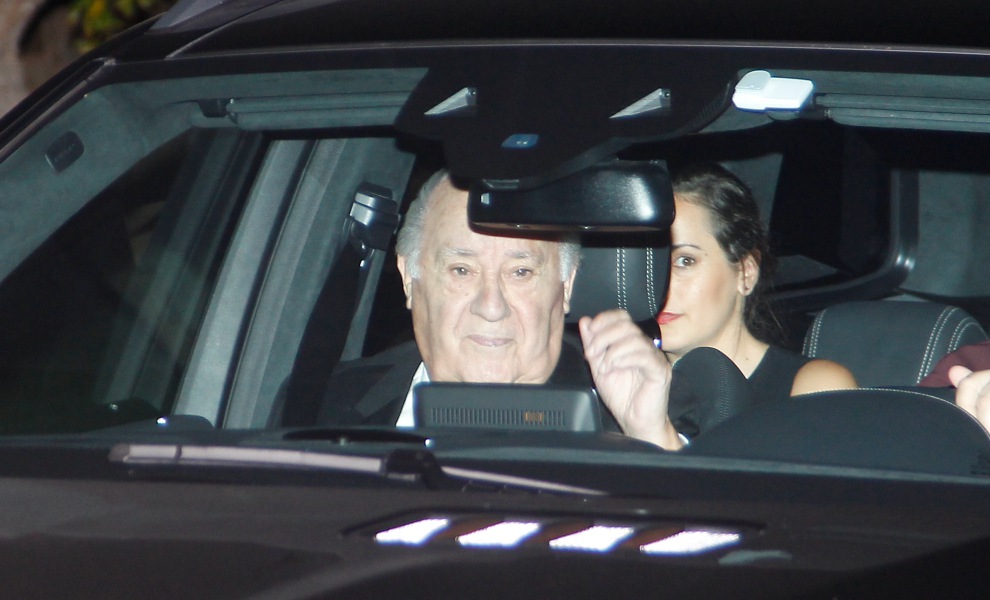 Amancio Ortega sale de su casa en La Coruña.