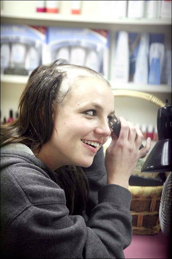 Britney rapándose