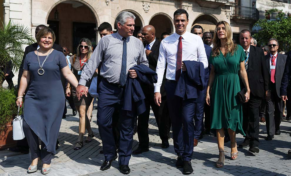 GALERÍA: El look en verde de Begoña Gómez en Cuba / Gtres