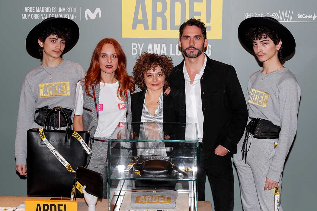 Paco Le&oacute;n y Ana Rodr&iacute;guez con la dise&ntilde;adora Ana Locking