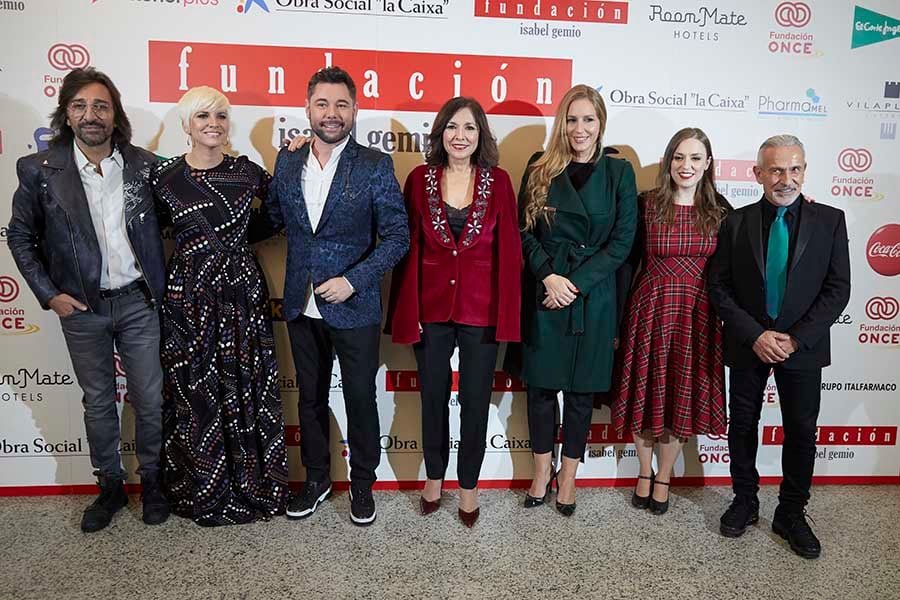 Isabel Gemio con los protagonistas del concierto Estrellas solidarias