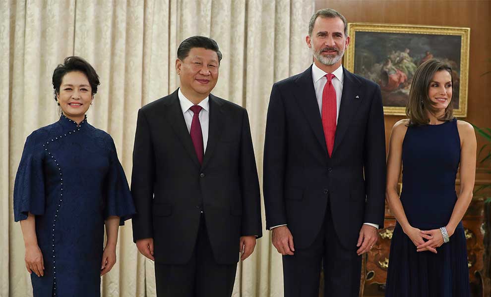 La reina Letizia y Peng Liyuan eligieron el mismo color para su primer encuentro de gala durante la visita de estado del mandatario chino / Gtres
