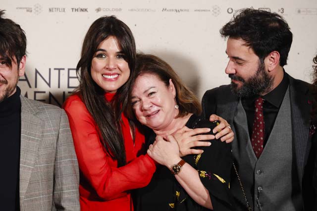 Adriana Ugarte abrazando a su madre durante el posado de 'Durante la tormenta' 