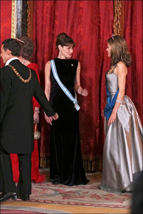 Letizia Ortiz y Carla Bruni durante una cena de gala en 2009