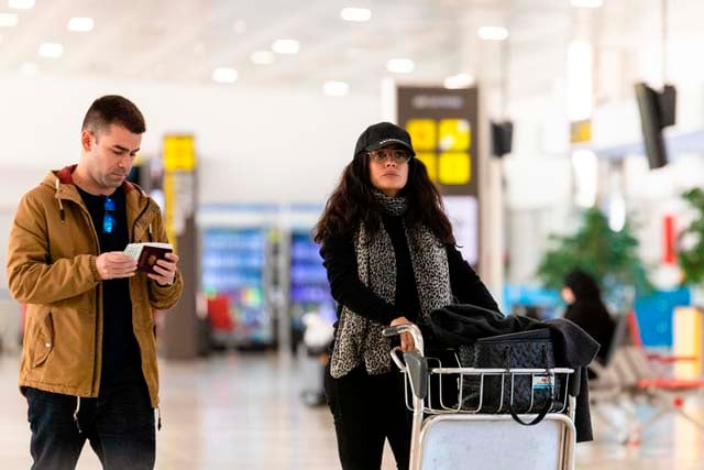 Salma Hayek a su llegada al aeropuerto de Almer&iacute;a 