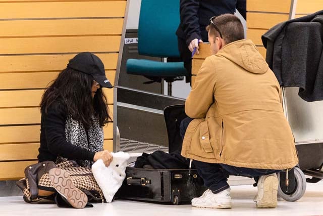 Salma Hayek ordenando sus cosas en el aeropuerto de Almer&iacute;a