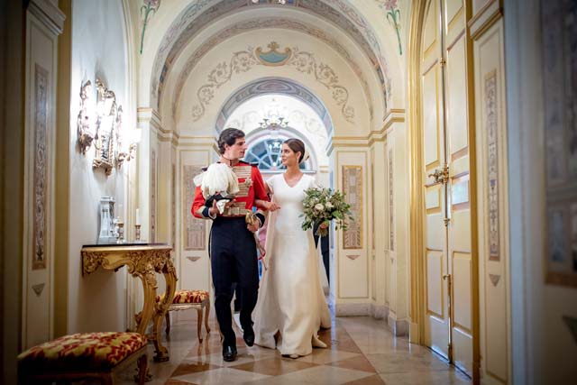 Fernando Fitz James Stuart y Sol&iacute;s con Sof&iacute;a Palazuelo el d&iacute;a de su boda