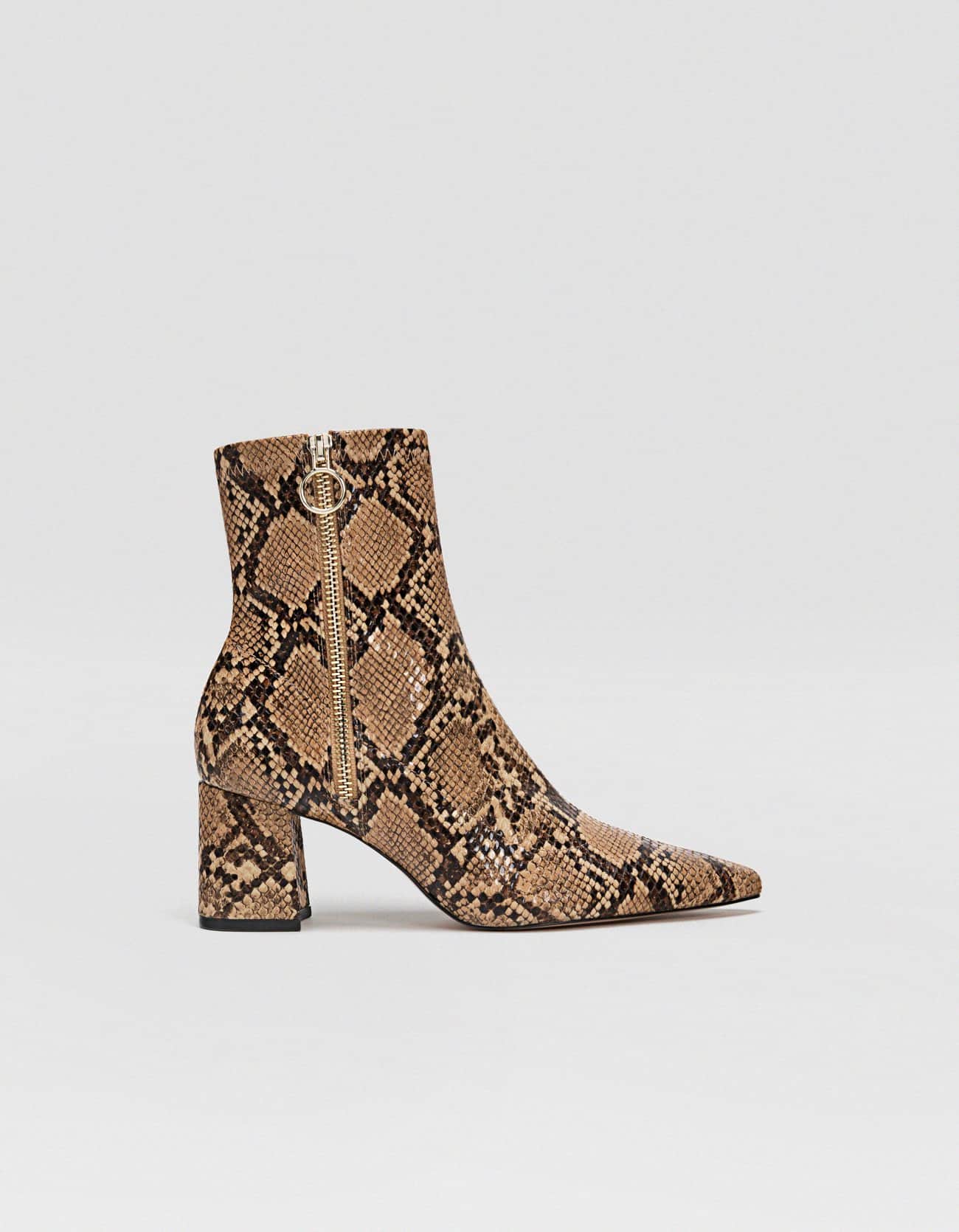 Bot&iacute;n con estampado de serpiente