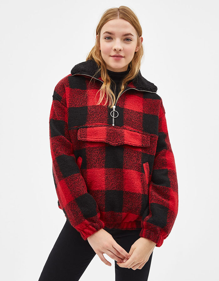 Sudadera de cuadros de Bershka (39.99 euros)