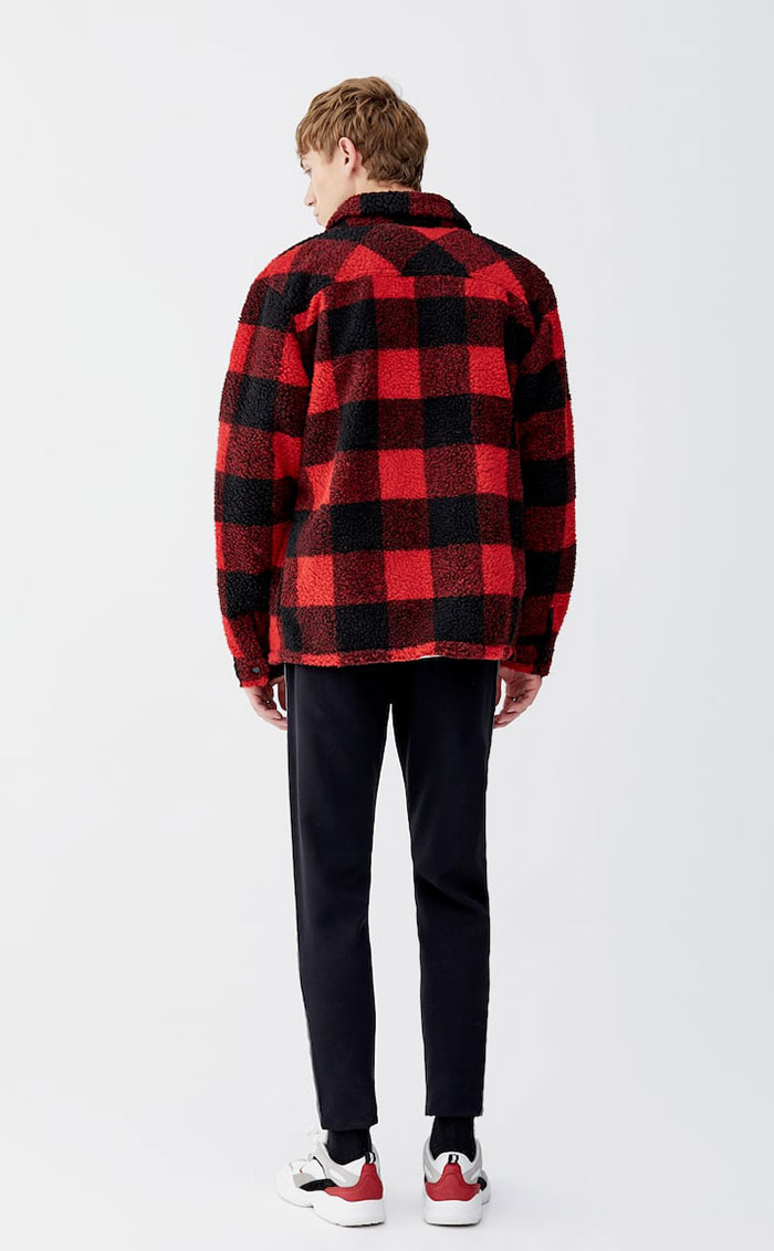 Boyfriend: Sobrecamisa de cuadros de Pull&Bear (35.99 euros)