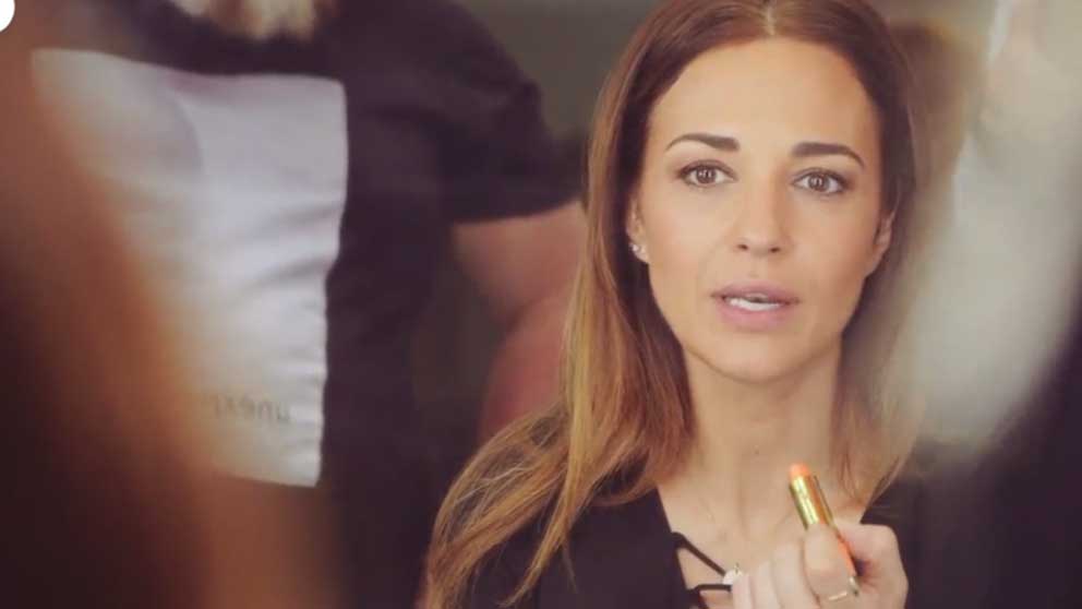 Paula Echevarr&iacute;a trabajando con el equipo de maquillaje de Los Nuestros 2 