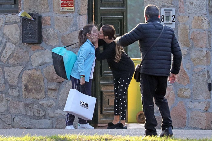 Paula Echevarría despidiendo a su hija Daniella en la puerta de su casa