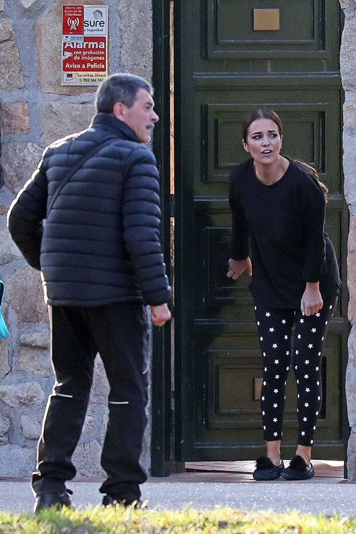 Paula Echedvarría despidiendo a su hija en la puerta de su casa