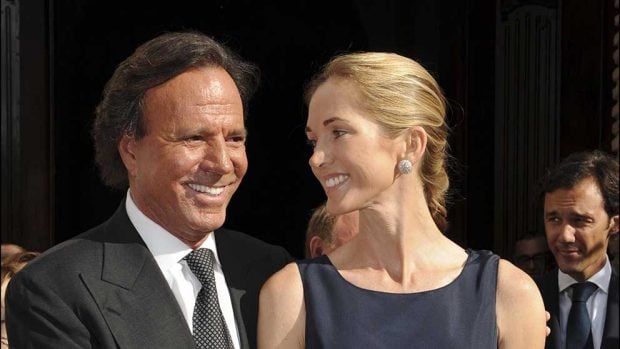 El cantante Julio Iglesias junto a su esposa Miranda