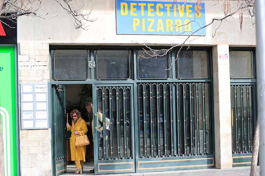 Mar&iacute;a Teresa Campos abandonando el edificio donde se encuentra el detective privado