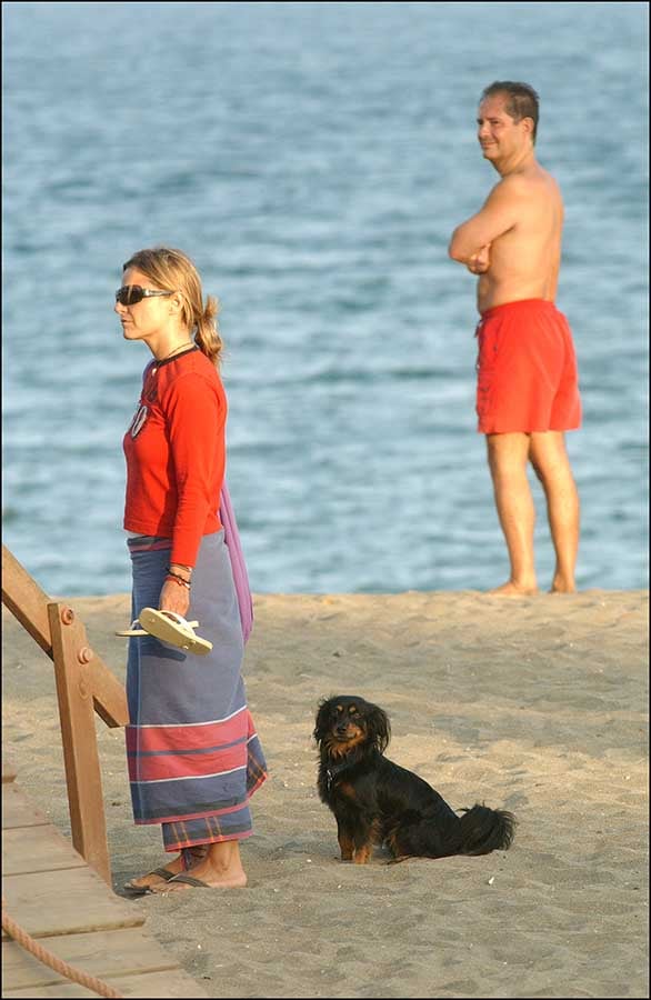 EUGENIA MARTINEZ DE IRUJO CON SU PERRO EN UNA PLAYA DURANTE UNAS VACACIONES DE VERANO EN MARBELLA MARB / &copy; KORPA Eugenia Mart&iacute;nez de Irujo junto a su perro Calito durante el verano de 2005