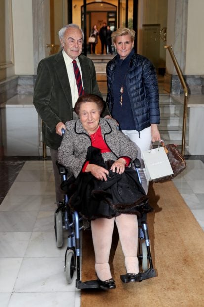 La infanta do&ntilde;a Margarita acompa&ntilde;ada de su hija Mar&iacute;a y su marido Carlos Zurita 