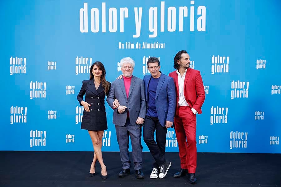 Pedro Almodóvar junto a Penélope Cruz, Asier Etxandía y Antonio Banderas