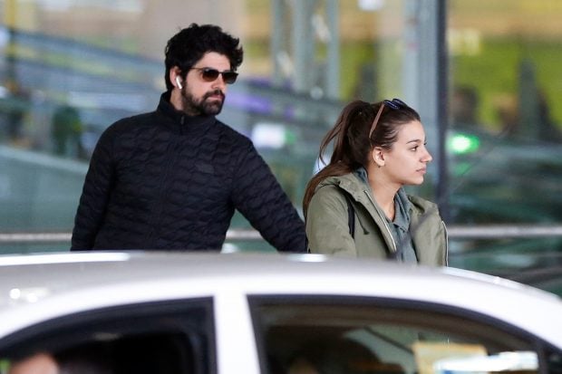 Ana Guerra y Miguel Ángel Muñoz a su llegada a Madrid tras su viaje