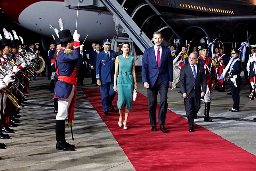 Los Reyes bajando del avión en Buenos Aires