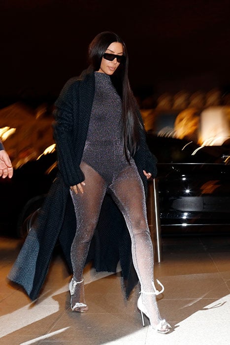 moda-kim-kardashian-se-atreve-con-un-mono-de-medias-transparentes