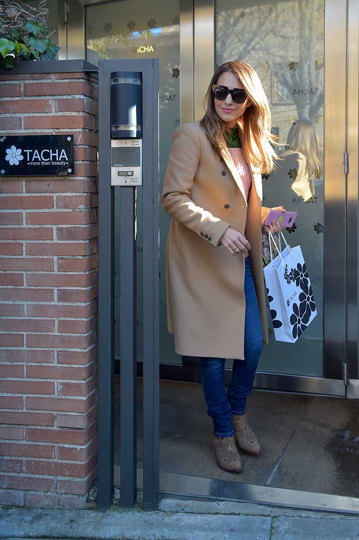 Paula Echevarr&iacute;a saliendo de Tacha Beauty