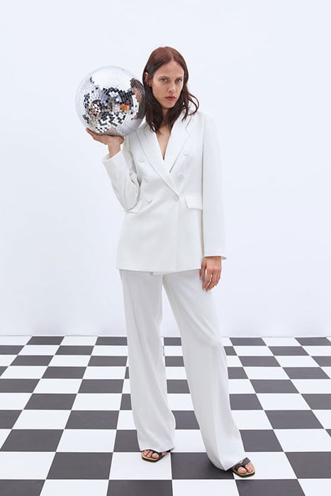 Esmoquin blanco (Zara).