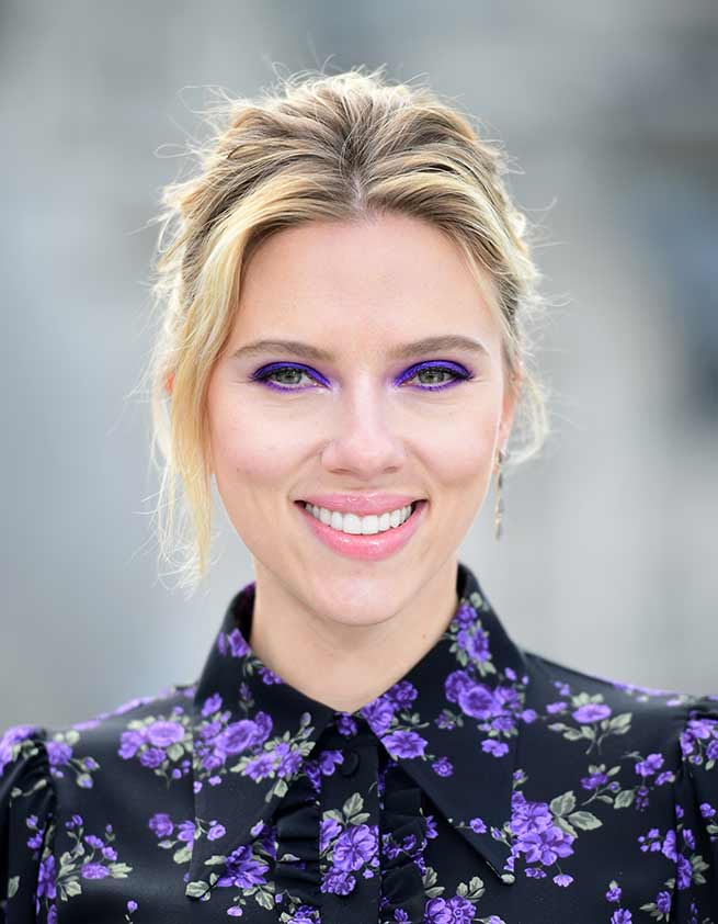 scarlett johansson maquillaje morado