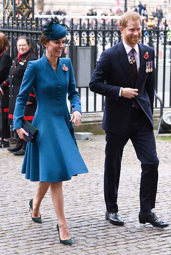 Kate Middleton y el Príncipe Harry durante un acto oficial en Londres