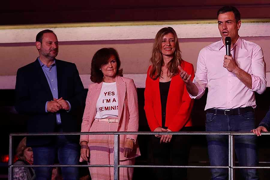 Carmen Calvo junto a Pedro S&aacute;nchez celebrando la victoria socialist