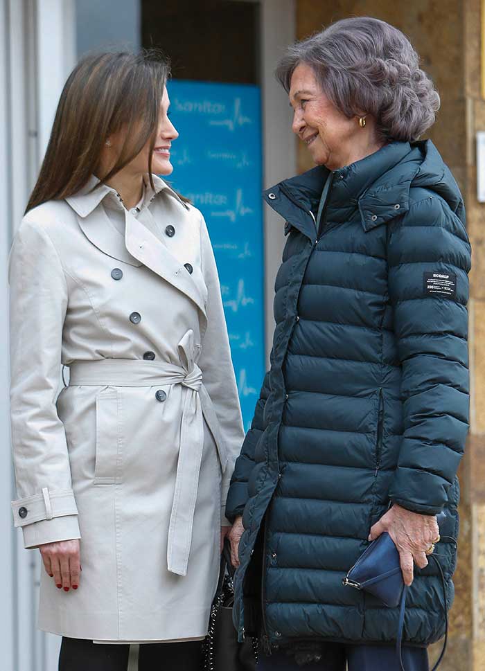 La reina Letizia junto a la reina Sofía en su visita al Rey Emérito en el Hospital
