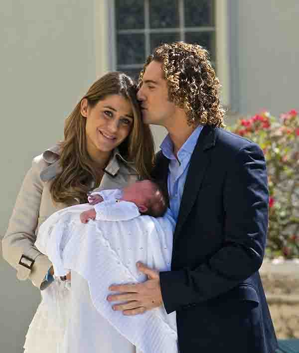 Elena Tablada y David Bisbal durante la presentaci&oacute;n de su hija 
