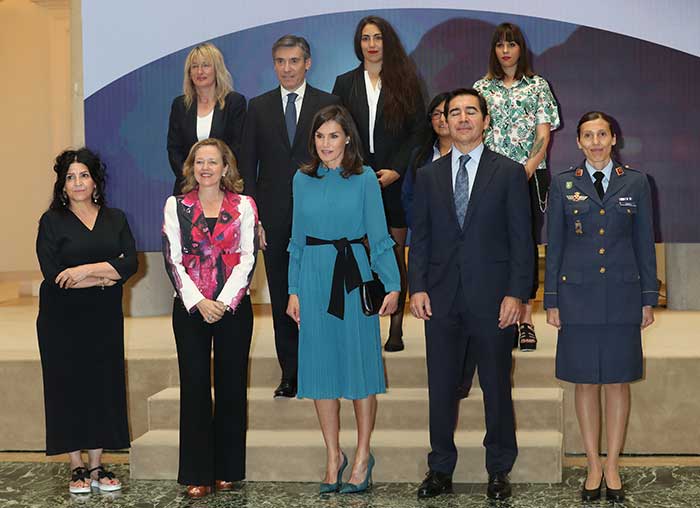 La reina Letizia con un vestido azul de Zara