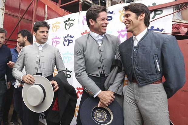 Francisco y Cayetano Rivera junto a su primo, José Antonio Canales Rivera, en una imagen de su reencuentro en Zahara de los Atunes