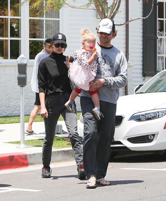 Irina Shayk, Bradley Cooper y la hija de ambos, paseando por Los Ángeles en una imagen reciente / Gtres