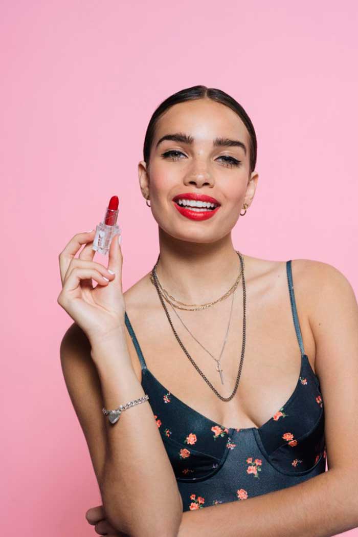 Hana Cross en la campaña beauty de Bershka