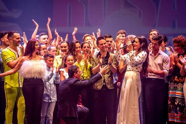 Antonio Banderas, arrodillado, entregando un premio a Rosal&iacute;a