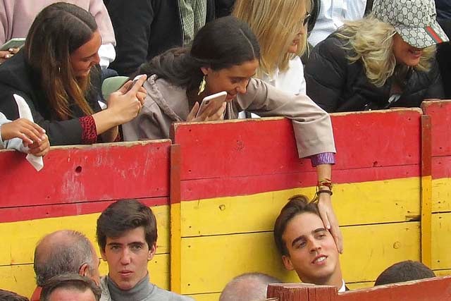 Victoria Federica con Gonzalo Caballero durante una corrida de toros / GTRES