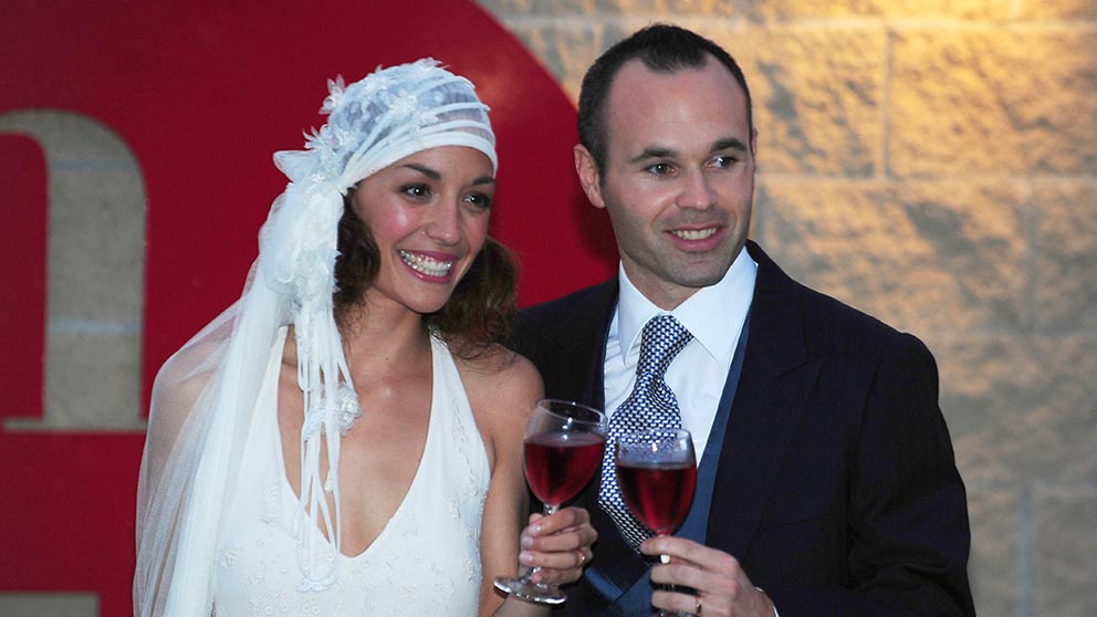 Andr&eacute;s Iniesta y Anna Ortiz
