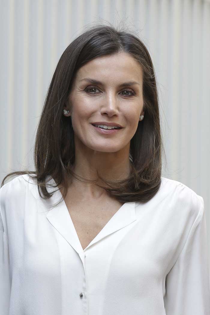 reina letizia pantalon cuadros y camisa blanca