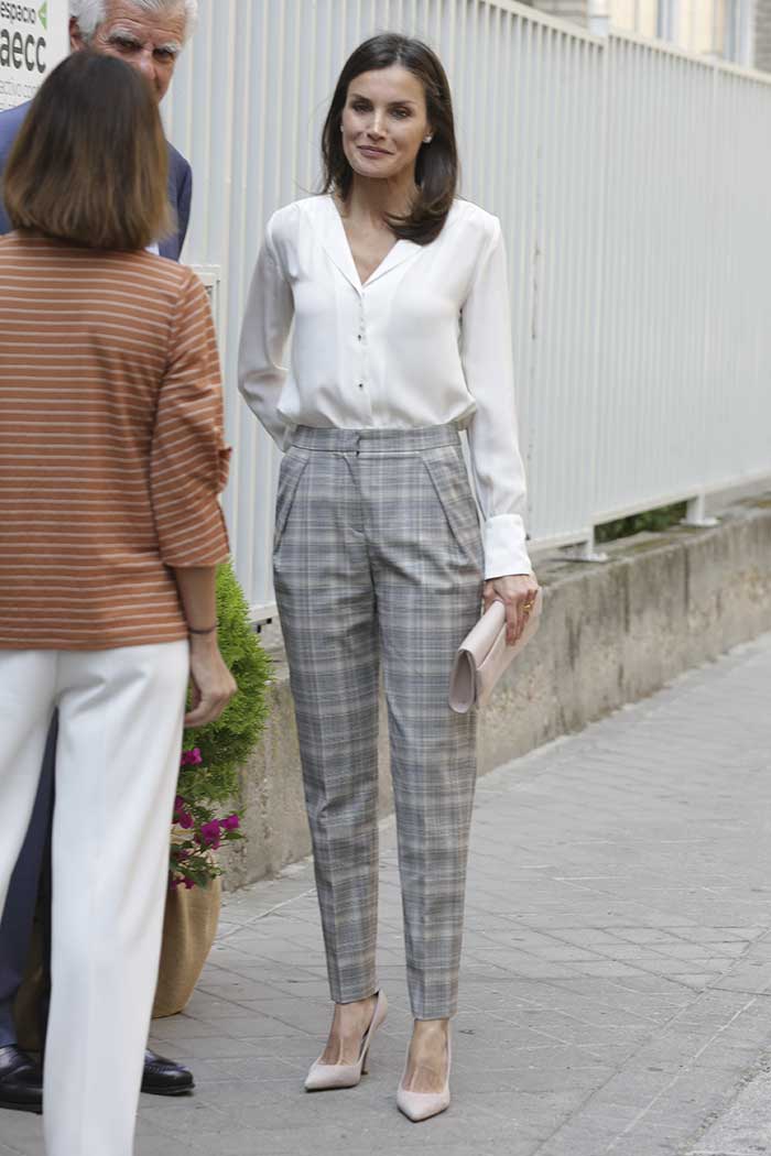 reina letizia pantalon cuadros y camisa blanca
