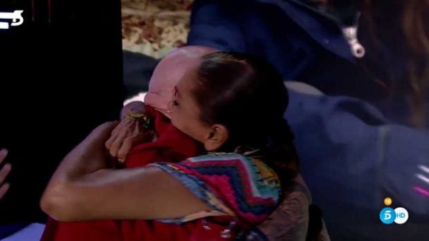 Isabel Pantoja fundida en un largo abrazo con su hijo Kiko / Mediaset