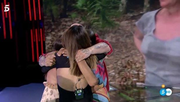 Isabel Pantoja abrazando a sus hijos y Anabel al llegar a España / Mediaset