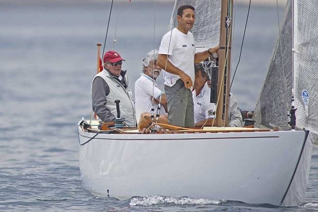 El Rey Juan Carlos a la caña de 'El Bribón' en la regata de Sanxenxo / GTRES